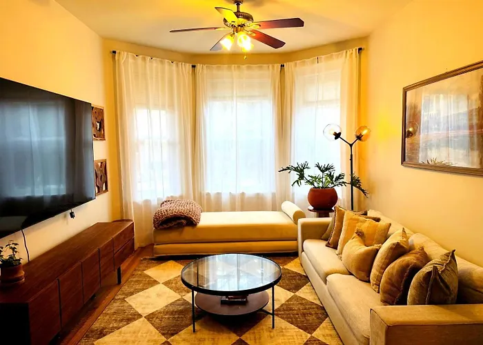 Stunning 3 Bedrooms 2 Bathrooms Getaway Chicago! *