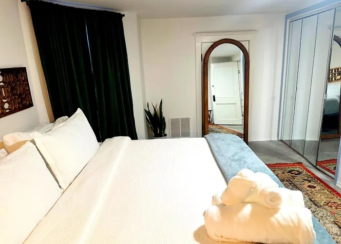Stunning 3 Bedrooms 2 Bathrooms Getaway Chicago! Chicago