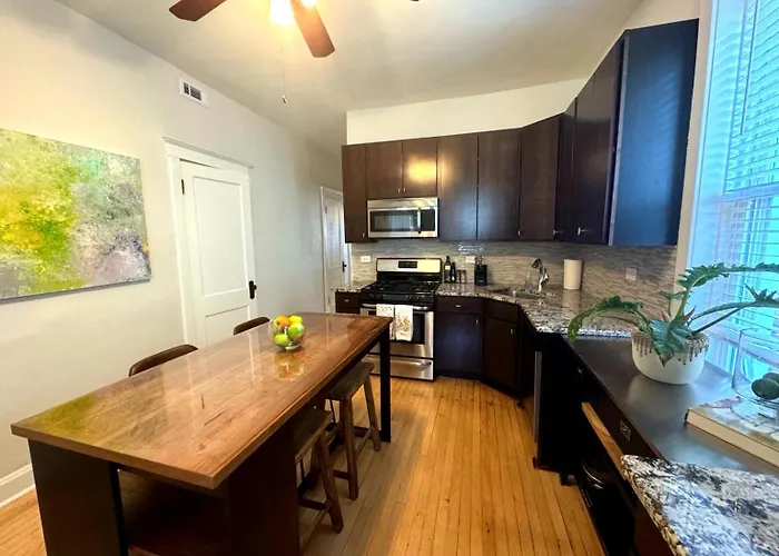 Stunning 3 Bedrooms 2 Bathrooms Getaway Chicago!