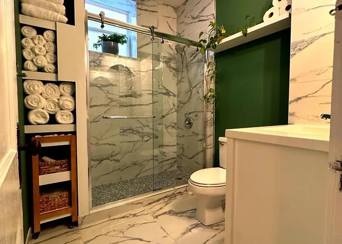 Stunning 3 Bedrooms 2 Bathrooms Getaway Chicago!
