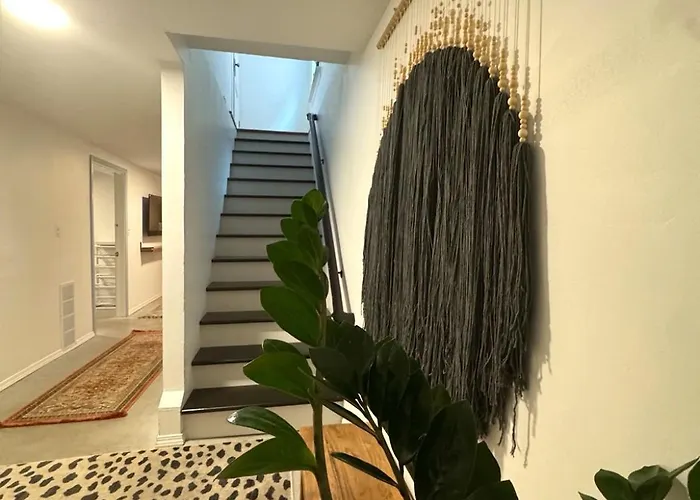 Stunning 3 Bedrooms 2 Bathrooms Getaway Chicago! *