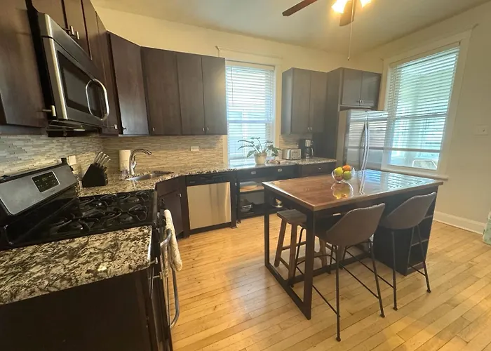 Stunning 3 Bedrooms 2 Bathrooms Getaway Chicago!