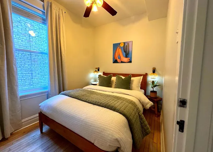 Apartment Stunning 3 Bedrooms 2 Bathrooms Getaway Chicago!