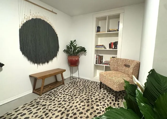 Stunning 3 Bedrooms 2 Bathrooms Getaway Chicago!