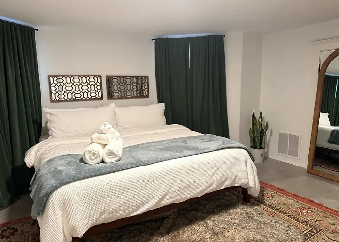Apartment Stunning 3 Bedrooms 2 Bathrooms Getaway Chicago!
